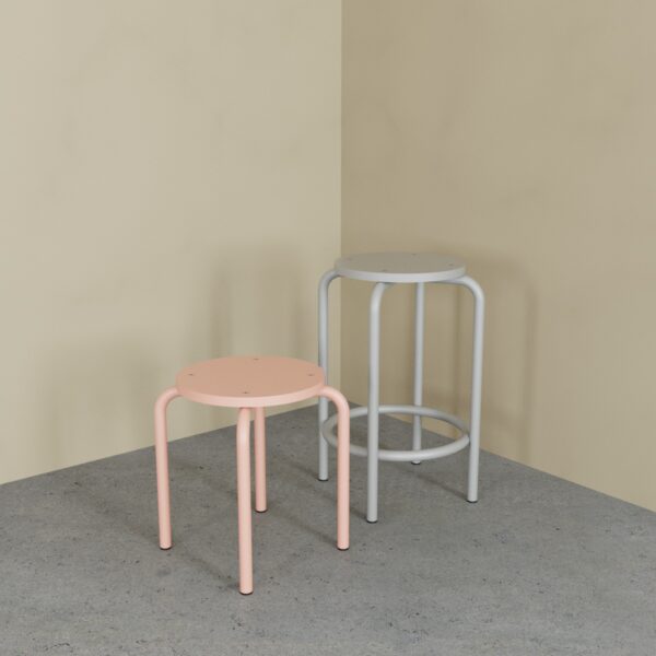 Lysegrå barstol og lyserød skammel designet af Friis & Moltke fra Anno Studio