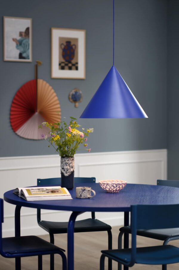 Rundt, blåt Friis & Moltke spisebord med fire stole fra Anno Studio