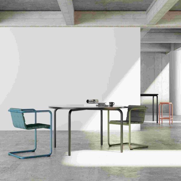 Bord og stole af Friis & Moltke sælges hos Anno Studio